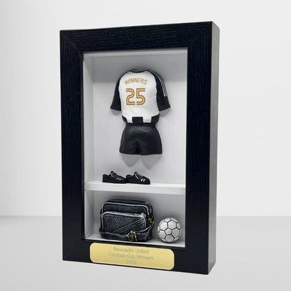 Carabao Cup Winners 2025 (Newcastle) – Football Legend Commemorative KitBox®